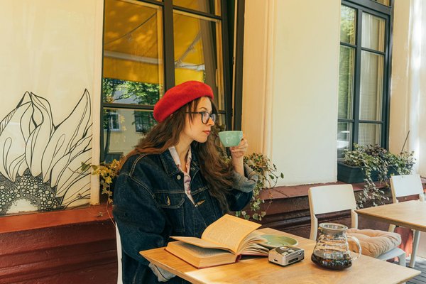 Découvrez le monde du téléphone rose : conversations intimes et anonymes