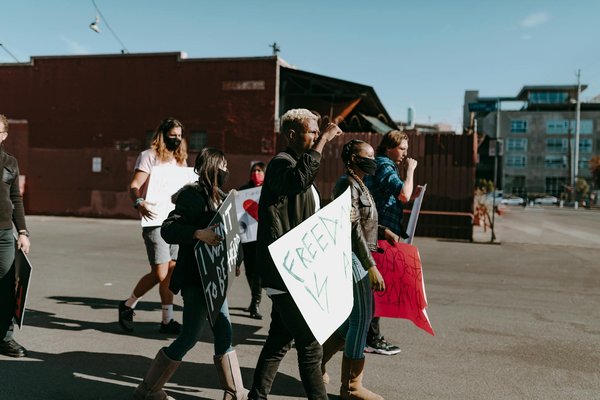 Adaptation ou Atténuation? Choisissez Votre Stratégie Contre le Réchauffement Climatique!